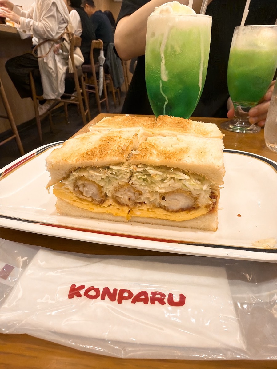 コンパル サンロード店のエビフライサンドの断面アップ 衣とキャベツとタルタルの層